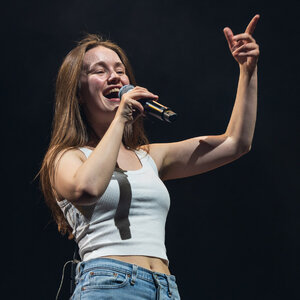 Sigrid_på_scenen_i_Oslo_Spektrum_i_2022._211328.jpg