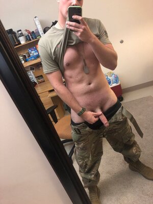 Military-guy-naked-selfie.jpg
