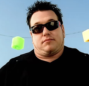 Steve-Harwell-Smash-Mouth-All-Star-Video.jpg