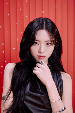 ITZY_Yuna_Ringo_promo_photo_1.png