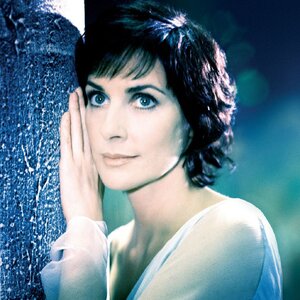 how-the-hell-did-enya-become-one-of-the-richest-musicians-in-the-world-1488885823.jpg