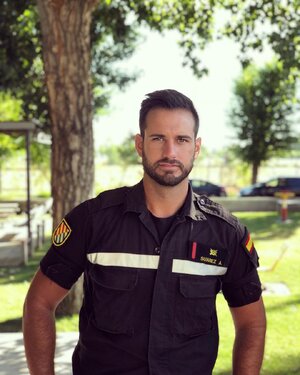 Police Officer 37176913.jpg