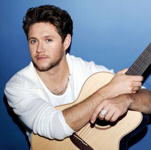 01-esq-niall-horan-220a-642dd6660d35d.jpg