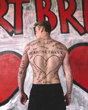 sa eQXVyMjIxMzMyMQ@@._V1_.jpg