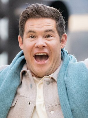 Adam_DeVine_Macy's_Thanksgiving_Parade_2022_(cropped).jpg