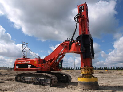 Caterpillar_385C_L_with_Junttan_pile_driver_(owner_Cofra)_p3.jpeg.jpg