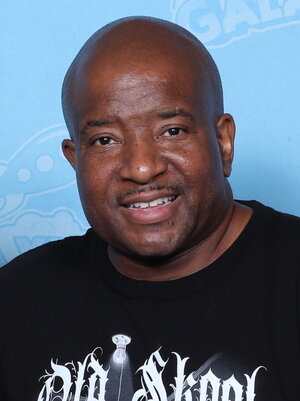 Young_MC_Photo_Op_GalaxyCon_Raleigh_2021.jpg