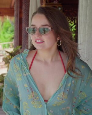 lily-kaitlyn-dever-ticket-to-paradise-film-2022-sunglasses-v0-wj7xbj3cwav91.jpg