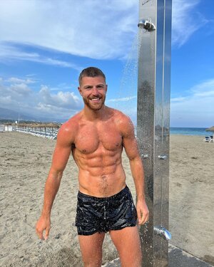 outdoor shower 366413450.jpg