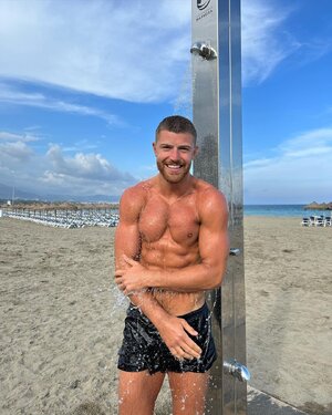 outdoor shower 366559585.jpg