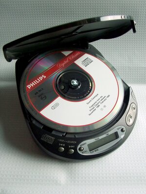 Panasonic_SL-S250C_with_Philips_LC0305_20110106.jpg