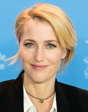 800px-Gillian_Anderson_Berlinale_2017.jpg