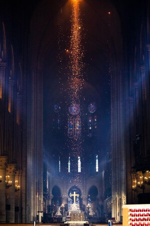 Molten led falling into Notre Dame nave just before roof collapse.jpeg