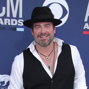rs_1200x1200-201109041032-1200-Lee-Brice-Covid-19-HBlack-Hat-CMAS-Award-Shows-ch-110920.jpg