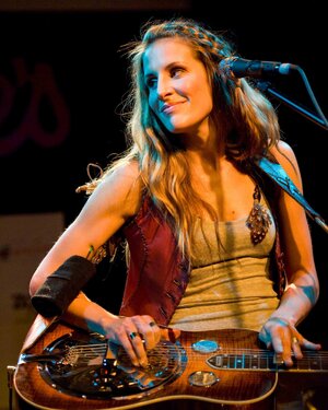 Emily_Robison_with_dobro.jpg
