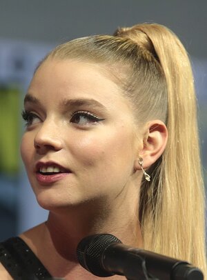 Anya_Taylor-Joy_(29787630588)_(cropped).jpg