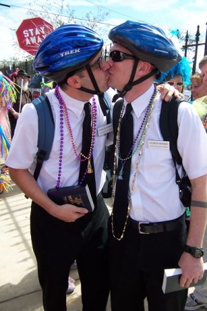 kissing_mormons.jpg