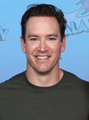 Mark-Paul_Gosselaar_Photo_Op_GalaxyCon_Richmond_2023.jpg