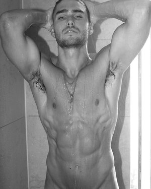 Charlie Matthews FF2ysKMVQAMidF5.jpg