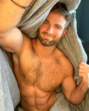 bed grey 143844535.jpg