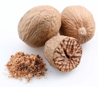 Nutmeg-seeds-ground-spice.jpg