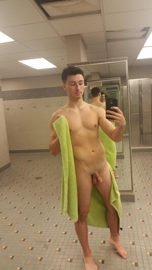 moplkrm_hunks-flashing-cocks-locker-room-3.jpg