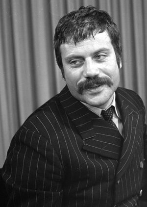 Oliver_Reed_1968_(cropped).jpg
