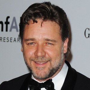 russell-crowe-9262435-1-402.jpg