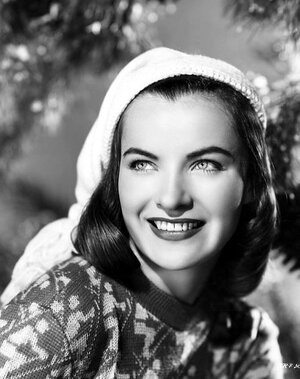 Promotional_photograph_of_Ella_Raines.jpg