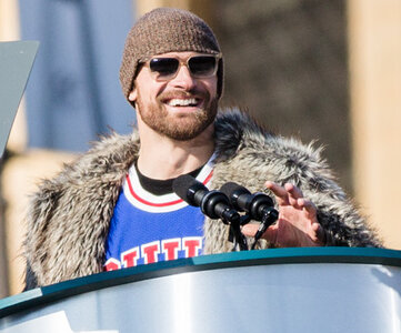 Chris_Long_Philadelphia_Eagles_Super_Bowl_LII_Victory_Parade_(39462284124).jpg