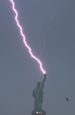 Lightning striking Statue of Liberty 02.png