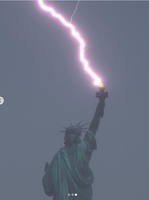 Lightning striking Statue of Liberty 01.png