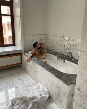 bathroom 277666988.jpg