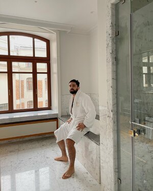 bathroom 275490884.jpg