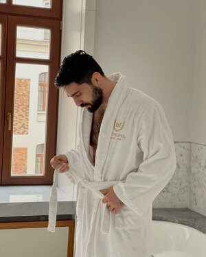 bathroom 275489321.jpg