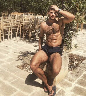 1 ECLVyK0XsAAUbx7.jpg