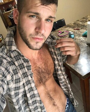 scruff selfie (1).jpg