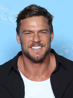 Alan_Ritchson_Photo_Op_GalaxyCon_Richmond_2022.jpg