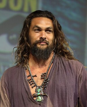 800px-Jason_Momoa_(43055621224)_(cropped).jpg