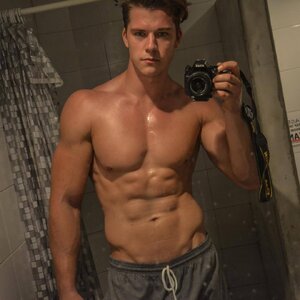 stunning-dude-kaz-van-der-sexy-shirtless-selfie-3529504218.jpg