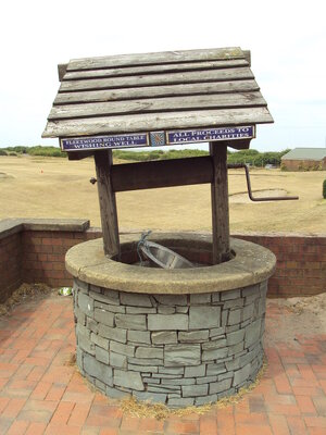 1200px-Fleetwood_round_table_wishing_well_-_DSC06564.jpg