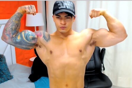 santiago.2biceps.jpg