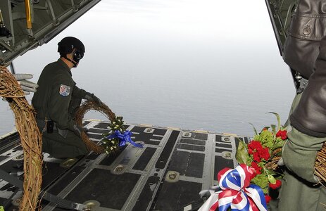 Wreath_laying_at_sea_(6643220631).jpg