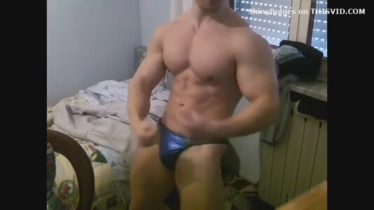 23bodybuilder-with-big-shiny-bulge-video-7_9407487.jpg