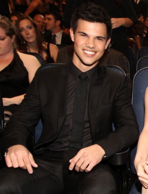 Taylor+Lautner+2011+People+Choice+Awards+Backstage+i2vz-St6Q_Ml.jpg