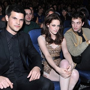 Taylor_Lautner_Kristen_Stewart_Robert_Pattinson_Peoples_Choice_Awards_Photos_2011_0.jpg
