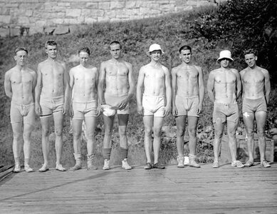 1910 Yale Varsity rowing crew.jpg