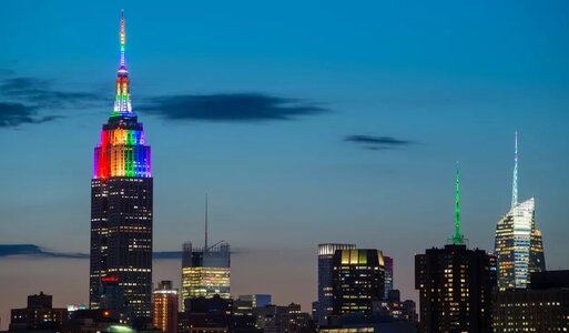 empire-state-building-regenbogenfarben.jpg