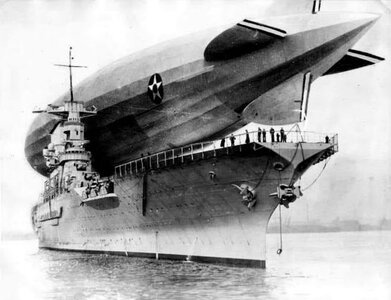 Airship USS Los Angeles landing on USS Saratoga.jpg