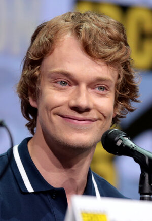 Alfie_Allen_by_Gage_Skidmore_2.jpg